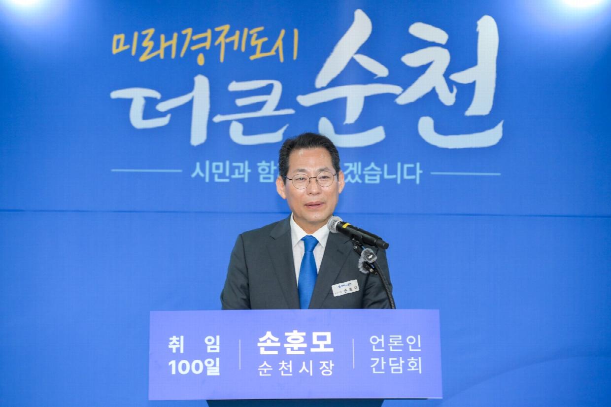 1-3. 8일 순천청년센터에서 열린 민선9기 취임 100일 기자 간담회에서 손훈모 순천시장이 인사말을 하고있다.jpg