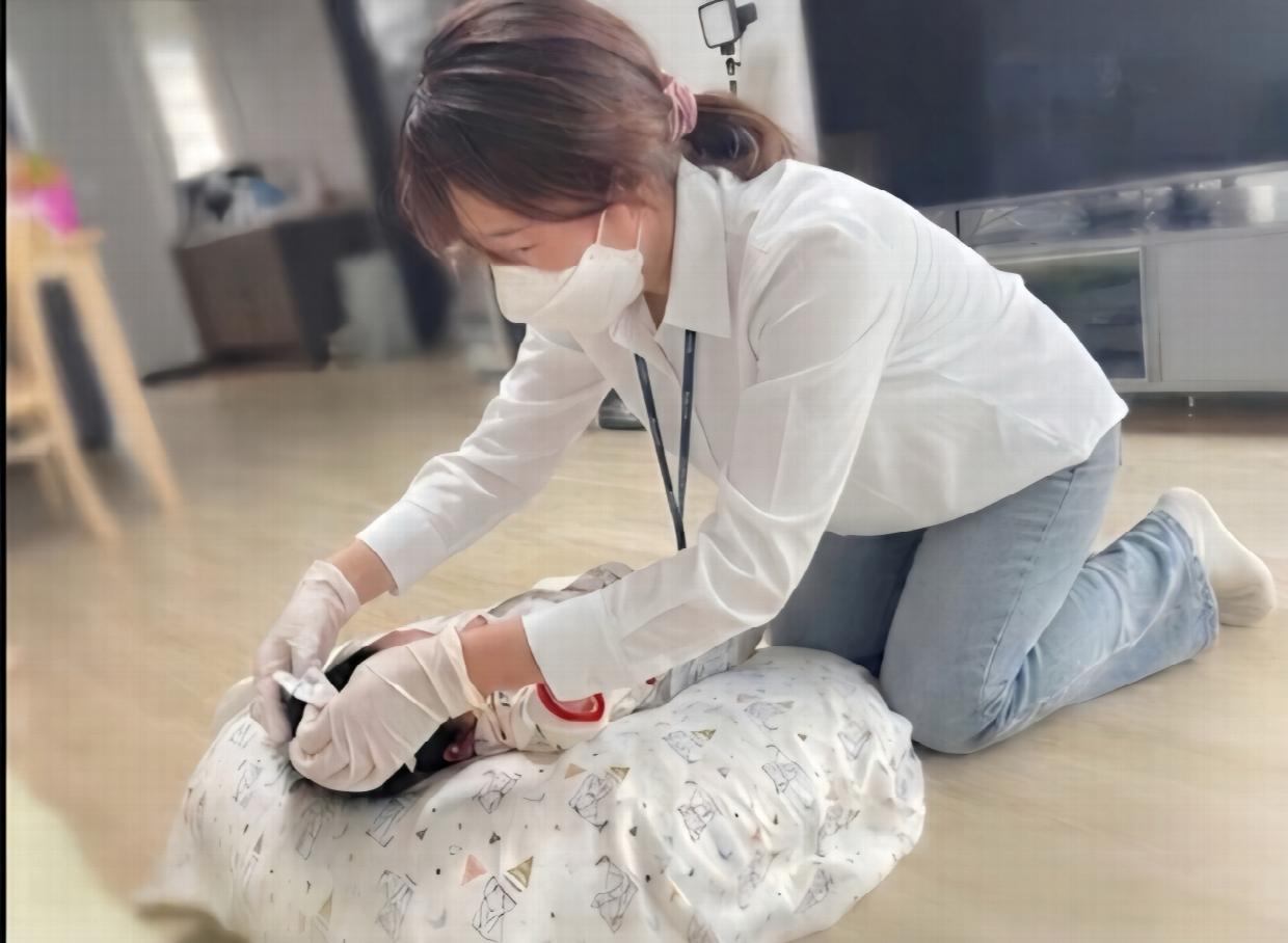 생애초기 건강관리 사업의 전담간호사가 가정을 방문해 영아의 건강상태를 확인하고있다.jpg