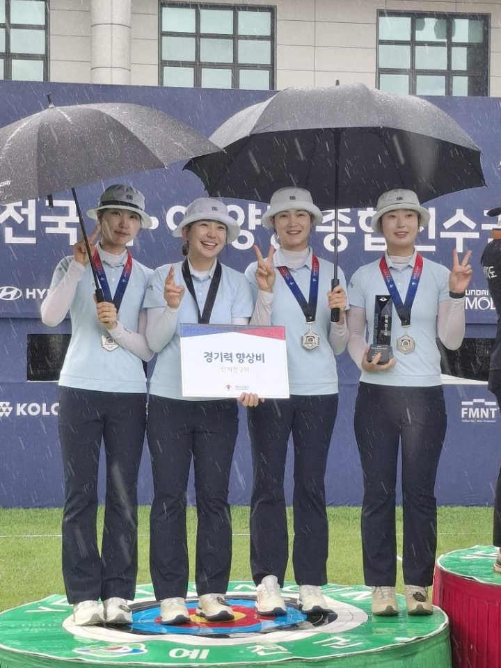 제58회 전국 남여 양궁 종합선수권대회에서 단체전 은메달을 수상(좌측부터 양궁팀 남수현 탁해윤 이은경 유시현).jpg