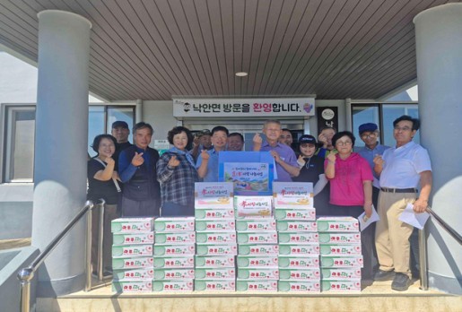 7.지난 21일 낙안면행정복지센터에서 효사랑 나눔사업 기념사진을 촬영하고 있다.jpg