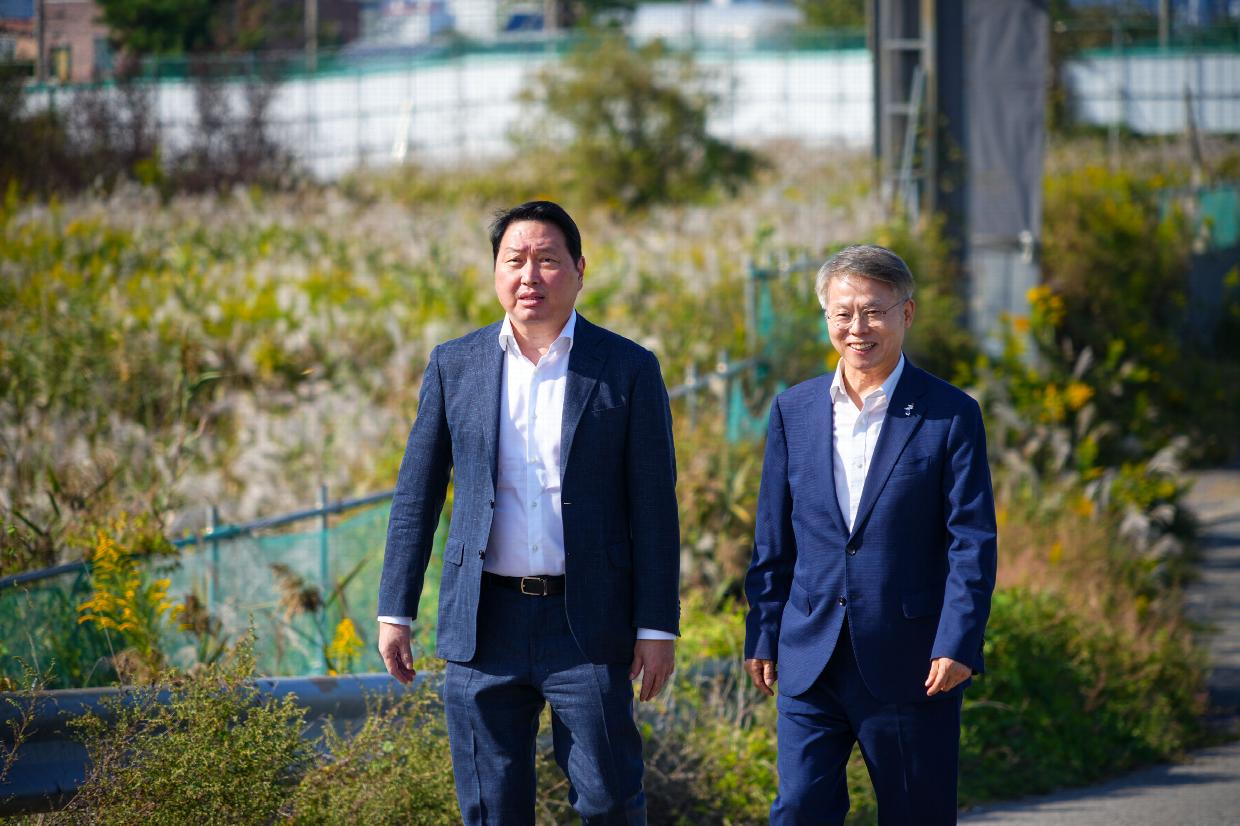 민형배 전남광주통합특별시장과 최태원 SK그룹 회장이 지난 10월9일 오후 군공항과 탄약고 이전 예정지를 찾아 서남권 반도체 클러스터 부지를 점검.jpg