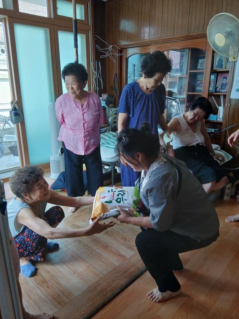 지난3일 기탁받은 백미를 남제동 관계자가 관내 경로당에 전달하고있다.jpg