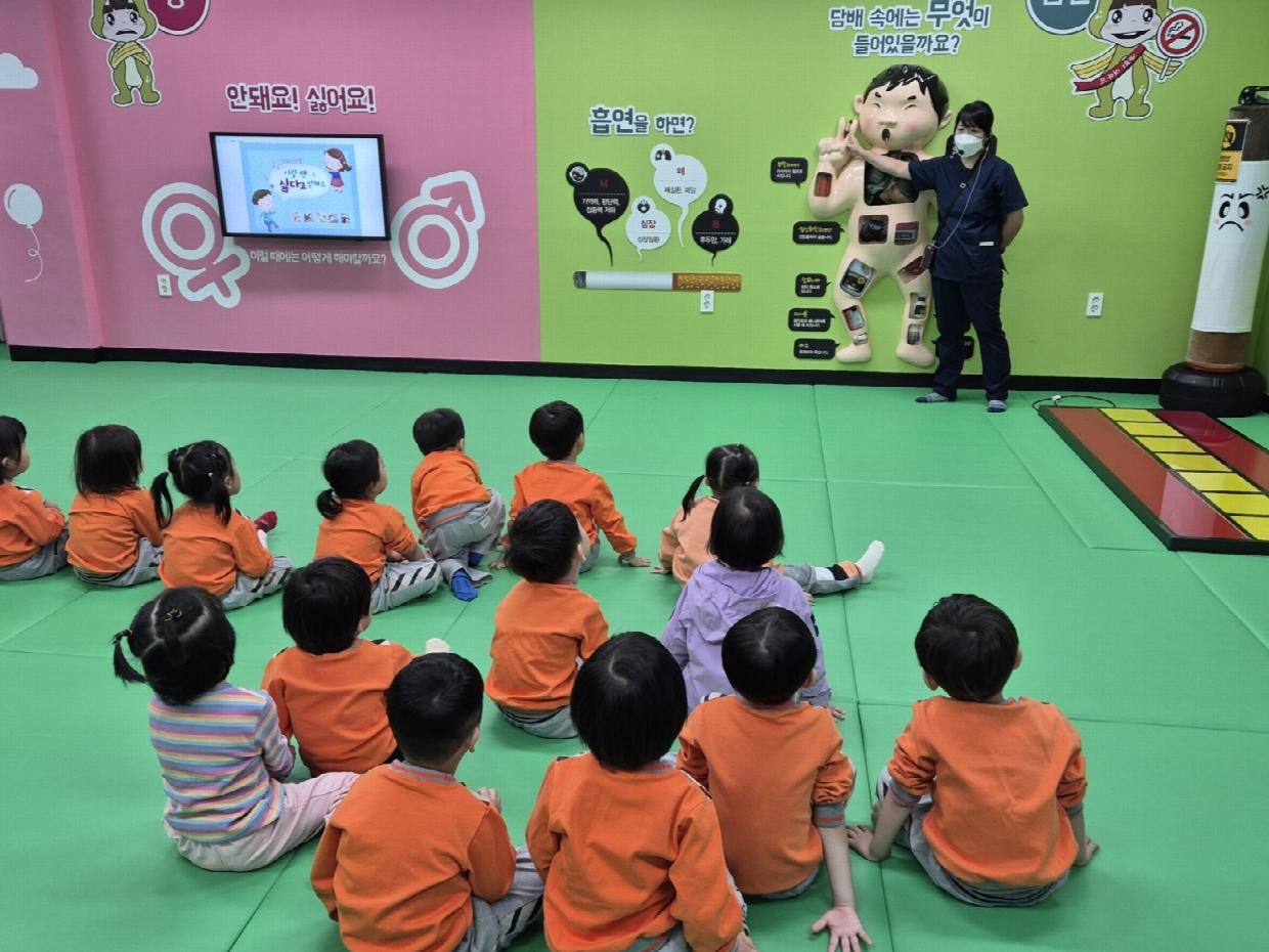 건강생활지원센터에서 아동들이 건강교육을 받고있다.jpg